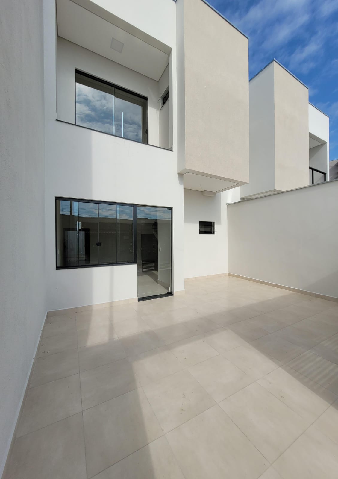 Casa em Cabo Divino — Sobrado 3 quartos, sendo 1 suíte - construção nova para você decorar do seu jeito 